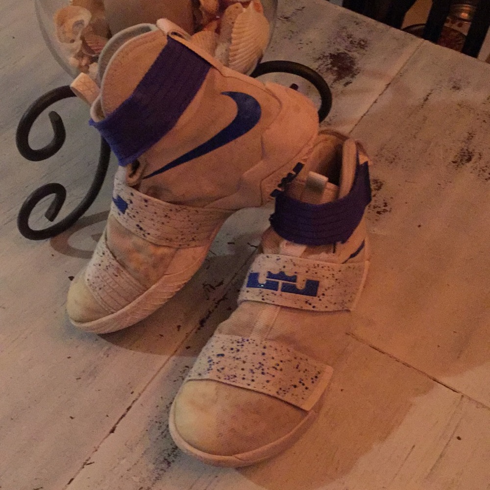 Lebron soldiers men’s 9 Nike basketball shoes